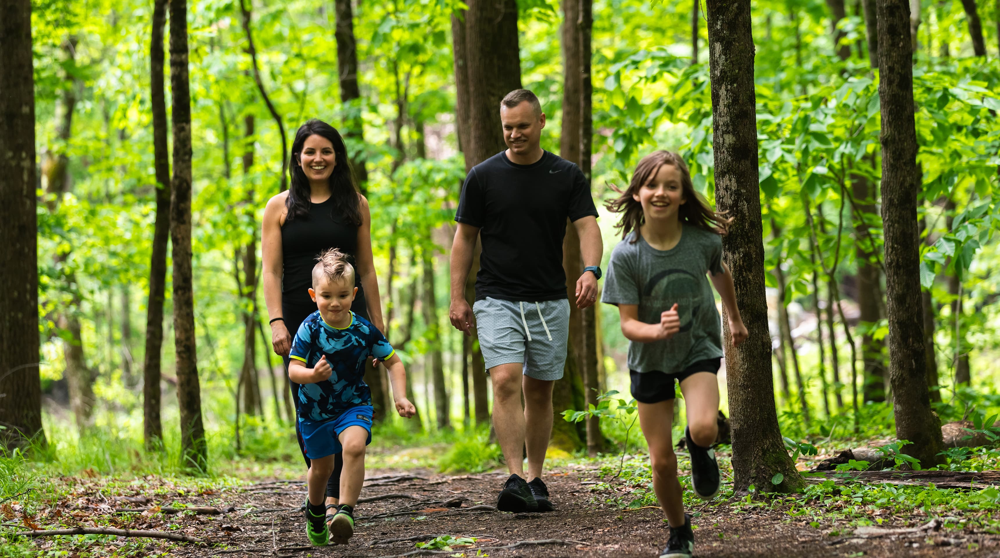 Rachel of Lisbon with her husband and kids on an ourdoor walk